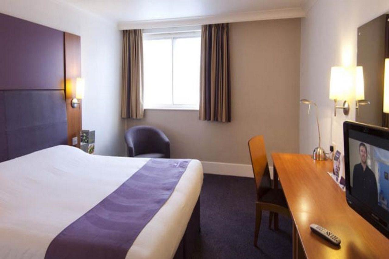 Premier Inn Huddersfield Central Екстериор снимка