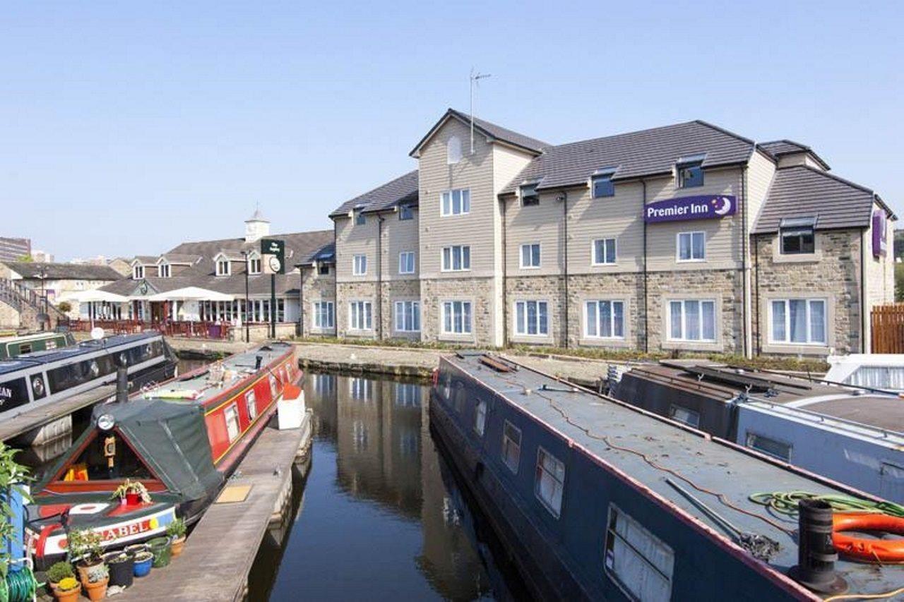 Premier Inn Huddersfield Central Екстериор снимка