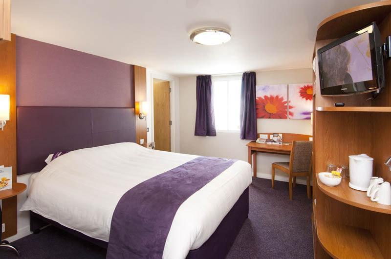 Premier Inn Huddersfield Central Екстериор снимка