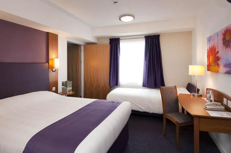 Premier Inn Huddersfield Central Екстериор снимка