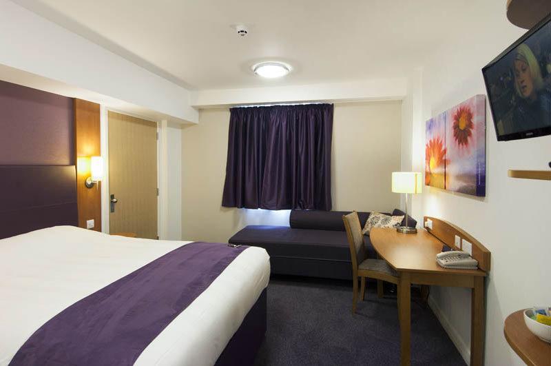 Premier Inn Huddersfield Central Екстериор снимка